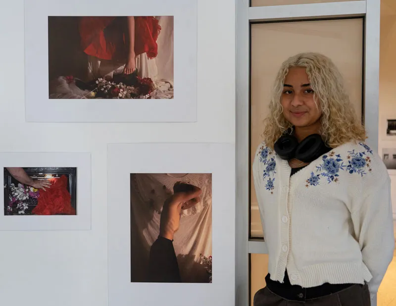 Visual Art student presenting its work