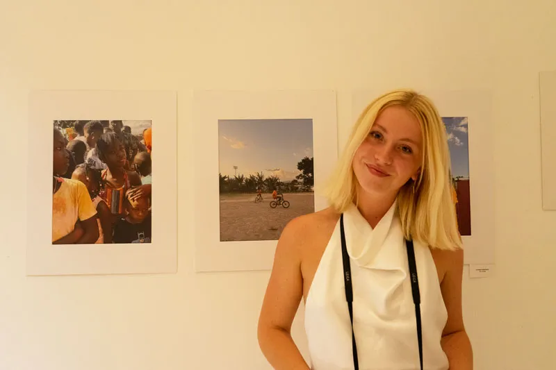 Student presenting its work at an art exhibition